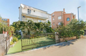  Apartments Karleusa  Рогозница